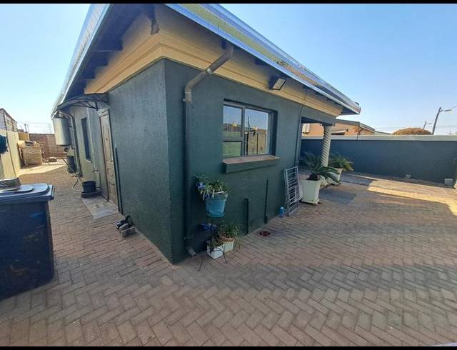 3 BEDROOM HOUSE FOR SALE IN PROTEA GLEN